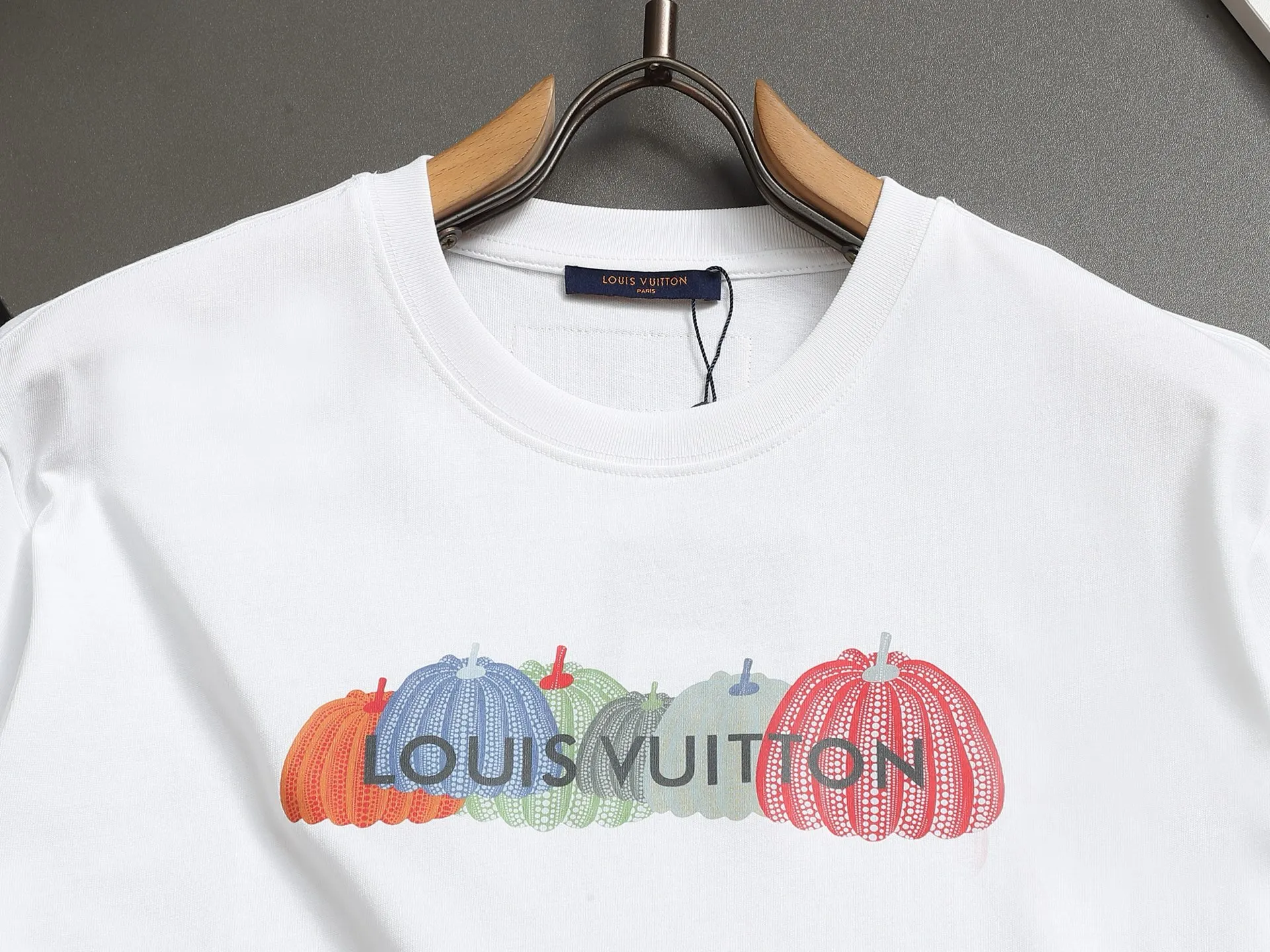 🅿️170 LV 25ss spring and summer printed short T series -1v Yayoi Kusama series pumpkin 🎃 pattern round neck short-sleeved T-shirt. Made of 32-count double yarn pure cotton 240g, washed at high temperature, will not shrink or fade. Comfortable to the touch, super texture❤️ Back-stitched cuff design, yellow back-mark embellishment, and a full set of accessories. A must-have for trendy men and trendy women, the classic drop-shoulder slightly wide version is available exclusively from stock!         ⚠️Only make high quality products, reject junk goods!  -Color: White Black -Size: XS S M L -Crowd: Unisex